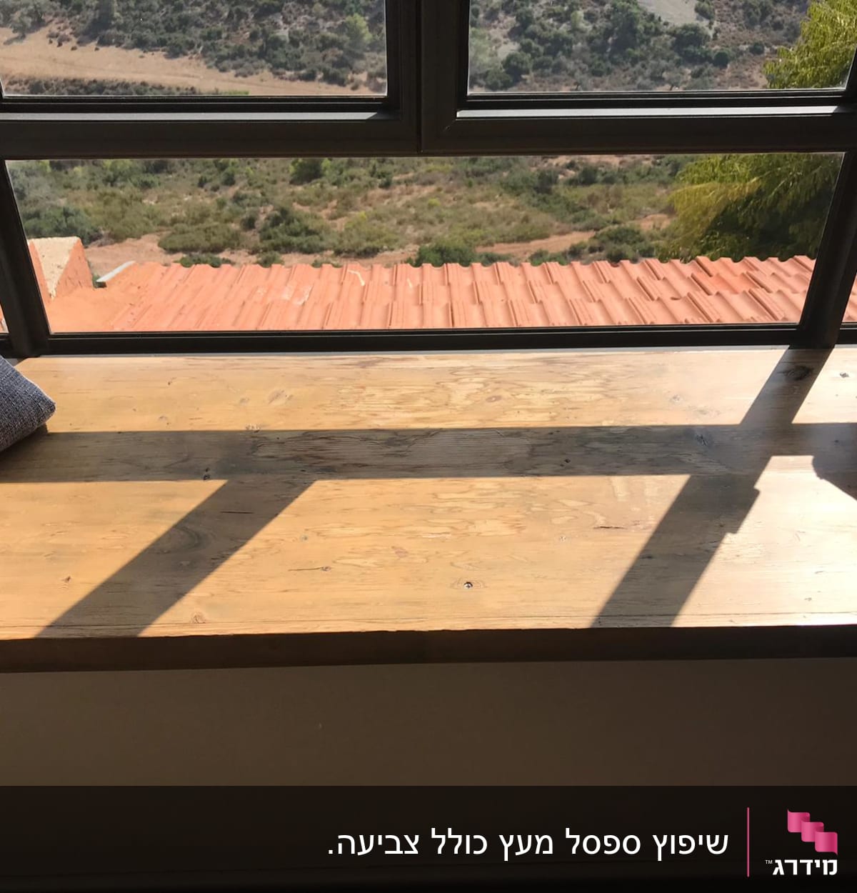 מדף עץ עם כריות ליד חלון